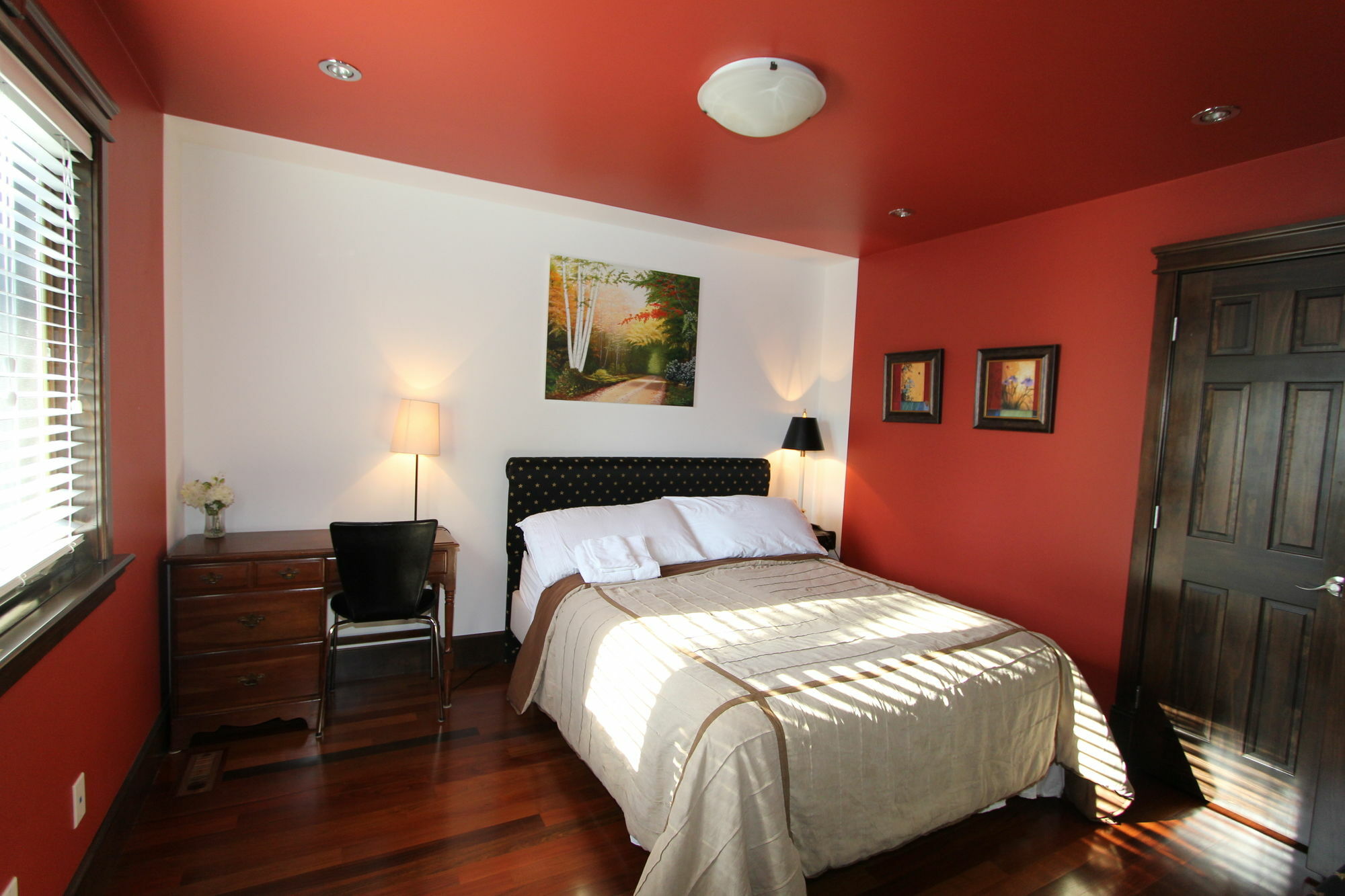 Zimmer mit Queensize-Bett und eigenem Bad