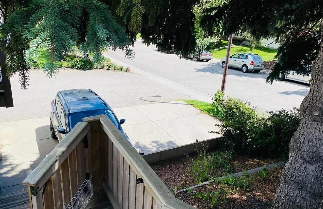 Cozy Private Suite With Separate Entrance & Free Parking-1