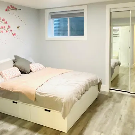 Cozy Private Suite With Separate Entrance & Free Parking-3